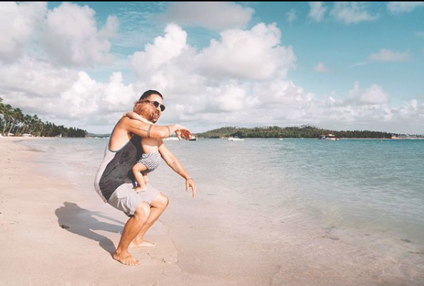 Junior mostra o filho Otto tocando instrumentos em momento fofo