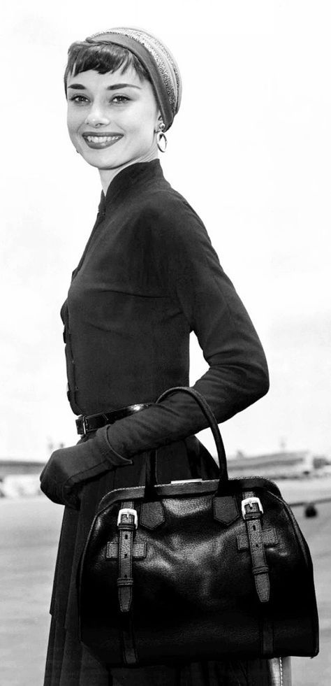 Audrey Hepburn com bolsa baú Audrey Hepburn com bolsa baú