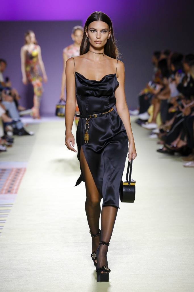 decote versace Modelo da Versace