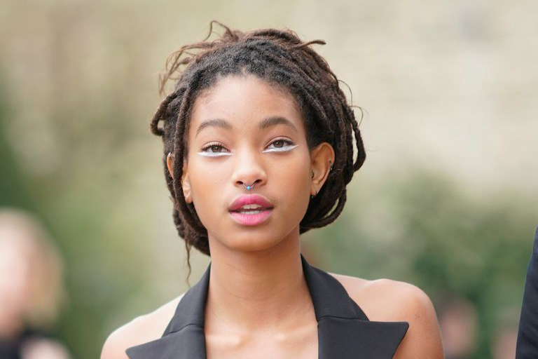 delineador branco linha d’agua Willow Smith usando delineador branco em desfile da Dior