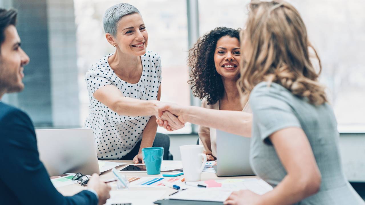 Mulheres se cumprimentando em uma reunião de negócios