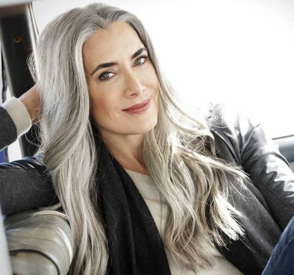 cabelo grisalho Mulher de cabelos longos e grisalhos