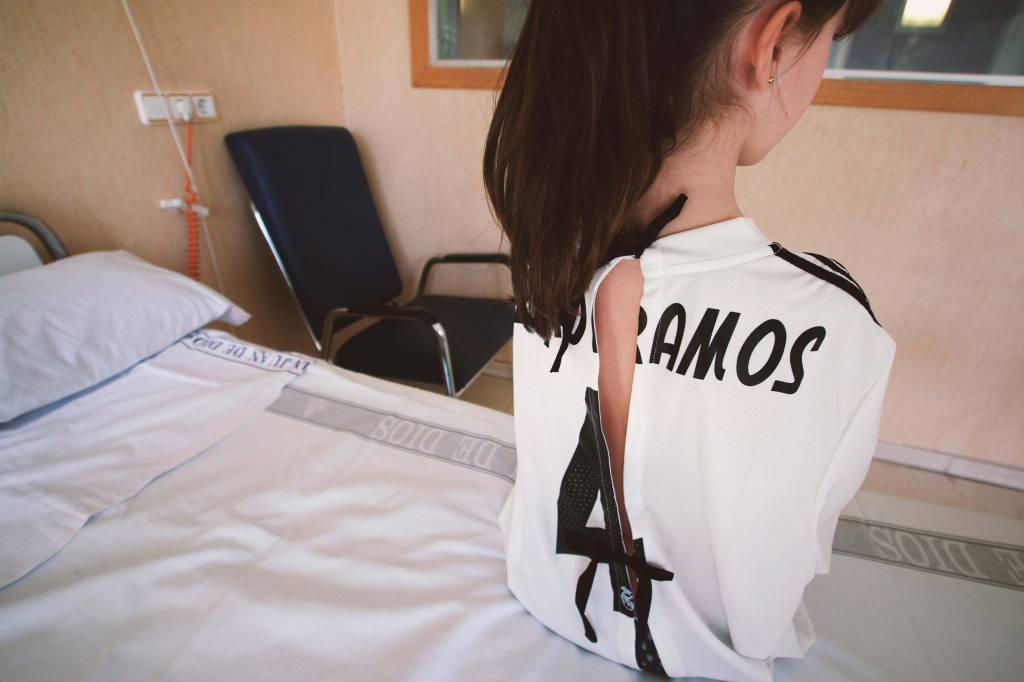 las batas mas fuertes 4 Menina usando camisa de futebol transformada em bata hospitalar