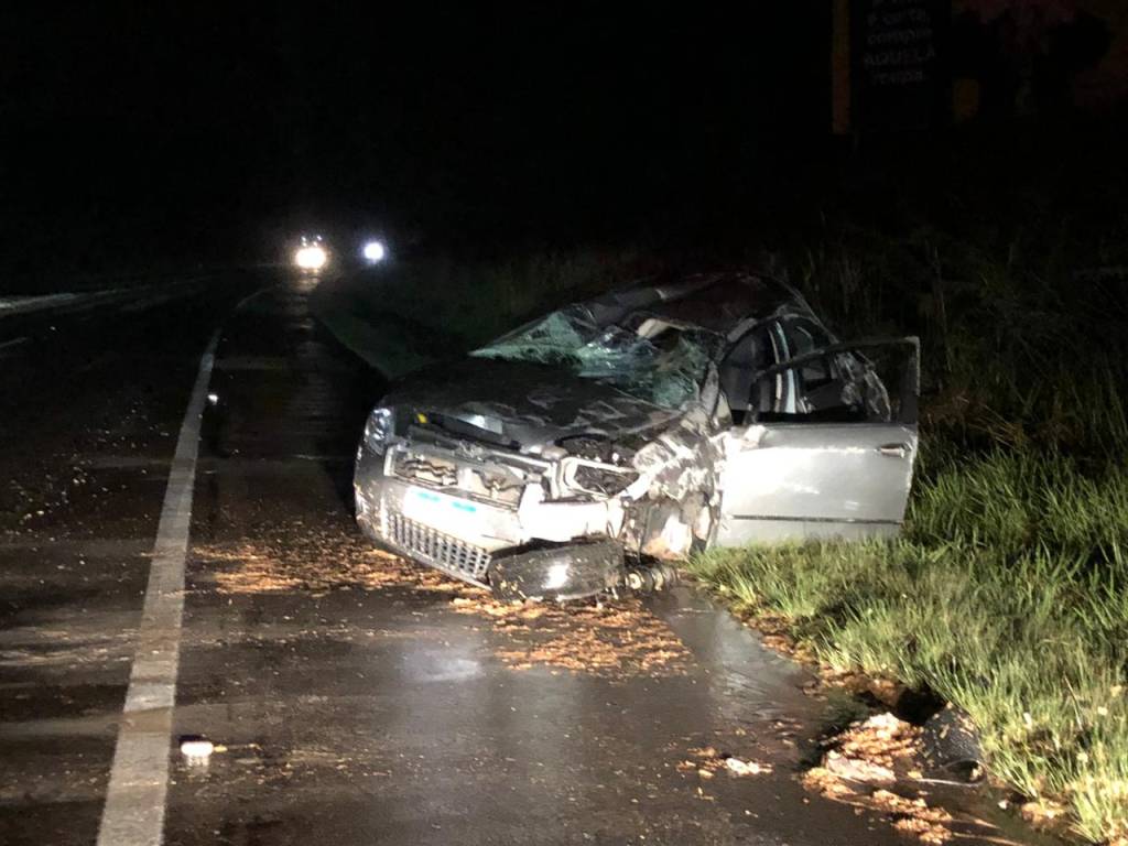 Duas crianças são jogadas para fora de carro em acidente; uma morre