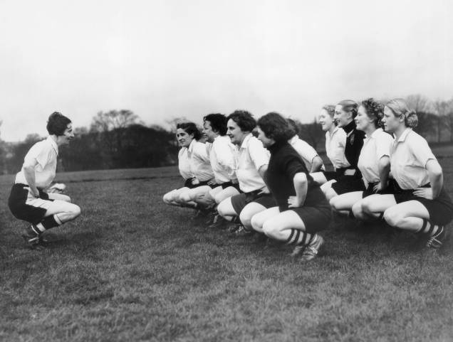 O time foi criado em 1917, durante a Primeira Guerra Mundial, na Inglaterra. Naquela época, as mulheres passaram a trabalhar em fábricas, sob péssimas condições. Com o incentivo ao esporte, as operárias poderiam praticar exercícios e ainda arrecadavam dinheiro em jogos de caridade para o exército do país. Nesta foto, Lily Parr, a capitã, lidera o time durante treino. O time foi criado em 1917, durante a Primeira Guerra Mundial, na Inglaterra. Naquela época, as mulheres passaram a trabalhar em fábricas, sob péssimas condições. Com o incentivo ao esporte, as operárias poderiam praticar exercícios e ainda arrecadavam dinheiro em jogos de caridade para o exército do país. Nesta foto, Lily Parr, a capitã, lidera o time durante treino.