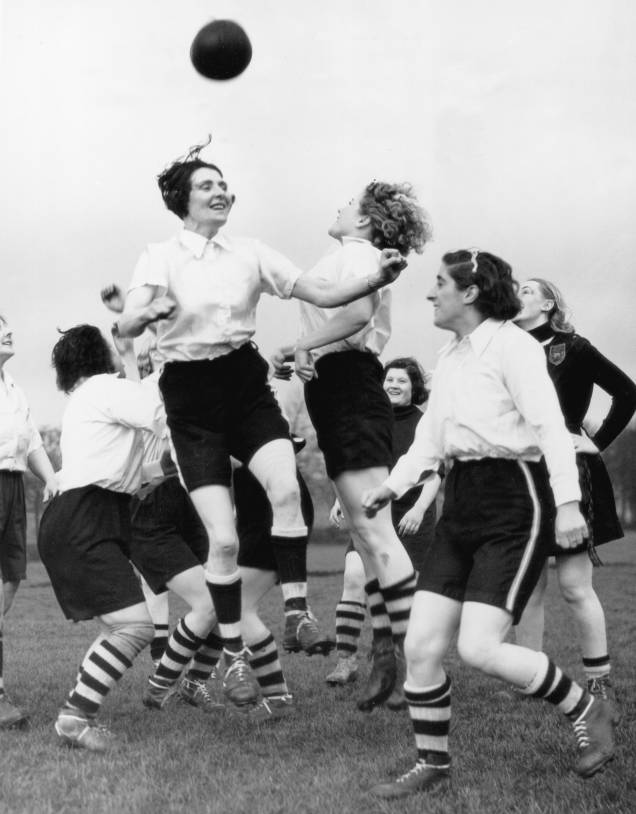 Aos poucos, essas mulheres foram ganhando notoriedade e fazendo história no futebol. Suas partidas juntavam milhares de espectadores e significavam uma forma de resistência.<span> "As fotos são uma evidência do florescimento do futebol feminino há quase um século", explica Melanie Hough, curadora do Hulton Archive da Getty Images. </span>Nesta foto, a equipe de Dick, Kerr's Ladies F.C. treinava para uma partida contra Belgian Ladies (time feminino da Bélgica). Aos poucos, essas mulheres foram ganhando notoriedade e fazendo história no futebol. Suas partidas juntavam milhares de espectadores e significavam uma forma de resistência.<span> "As fotos são uma evidência do florescimento do futebol feminino há quase um século", explica Melanie Hough, curadora do Hulton Archive da Getty Images. </span>Nesta foto, a equipe de Dick, Kerr's Ladies F.C. treinava para uma partida contra Belgian Ladies (time feminino da Bélgica).