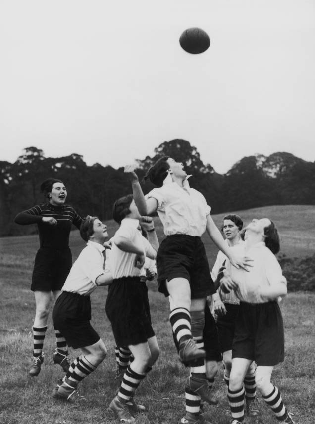 Mesmo com o surgimento de algumas barreiras contra o futebol feminino, a equipe do Preston Ladies não desistiu de jogar e tornou-se símbolo de resistência. Nesta foto, elas treinavam para participar de um torneio continental, em maio de 1939. Mesmo com o surgimento de algumas barreiras contra o futebol feminino, a equipe do Preston Ladies não desistiu de jogar e tornou-se símbolo de resistência. Nesta foto, elas treinavam para participar de um torneio continental, em maio de 1939.