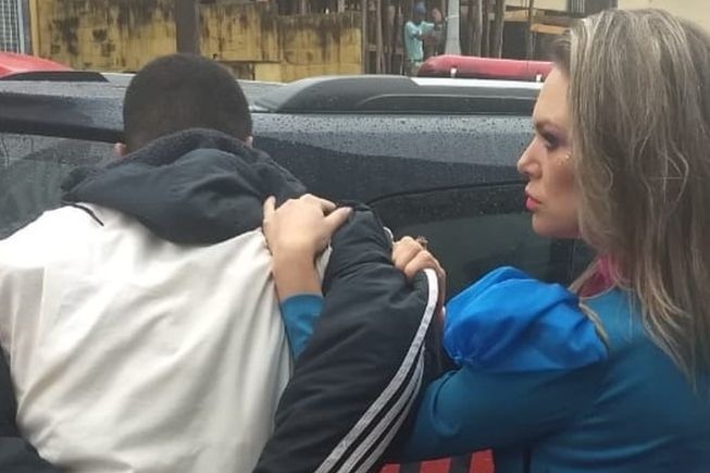 Vestida de princesa, guarda municipal prende homem em flagrante por roubo