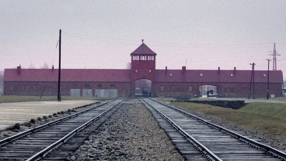 <strong>O Contador de Auschwitz (estreia em 01/07): </strong>Em 2015, um julgamento domina as manchetes de todo o mundo. No banco dos réus, agora com 94 anos, está o “Contador de Auschwitz”, como ficou conhecido o ex-oficial da SS Oskar Gröning, acusado de cumplicidade no assassinato de 300 mil judeus.