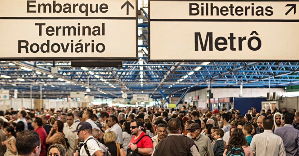 dois irmãos são encontrados com arma de fogo em estação de metrô