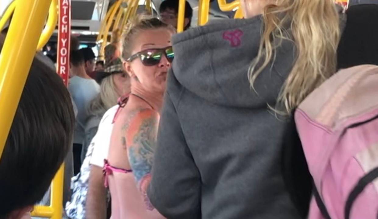 jovem de 17 anos foi agredida no rosto dentro do ônibus