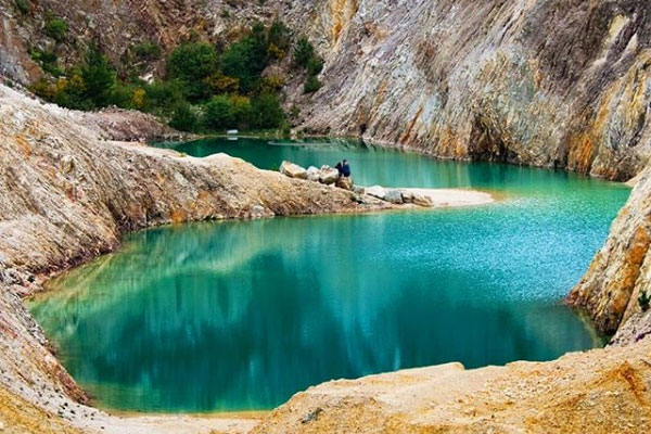 Por likes no Instagram, turistas nadam em “lago Chernobyl”