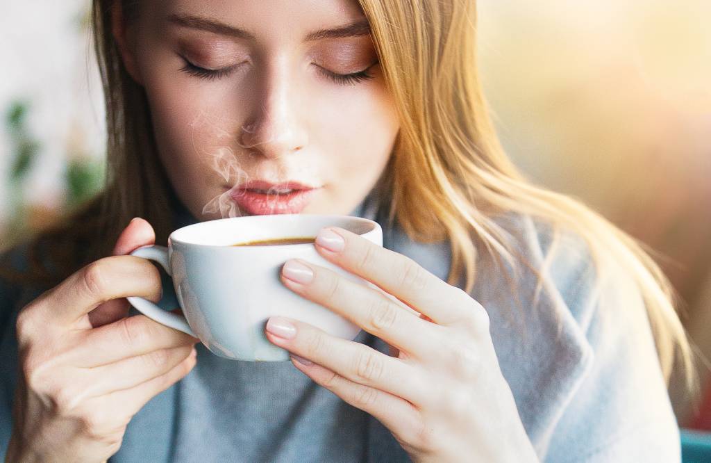 Mulher tomando café Mulher tomando café