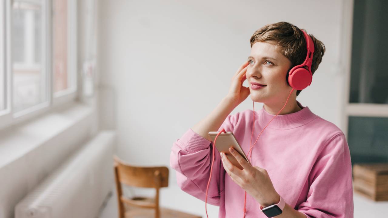 mulher ouvindo música de fones de ouvido