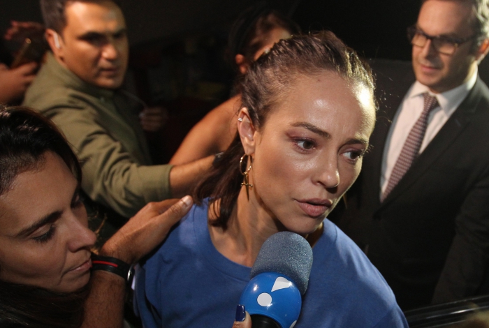 Paolla Oliveira na delegacia