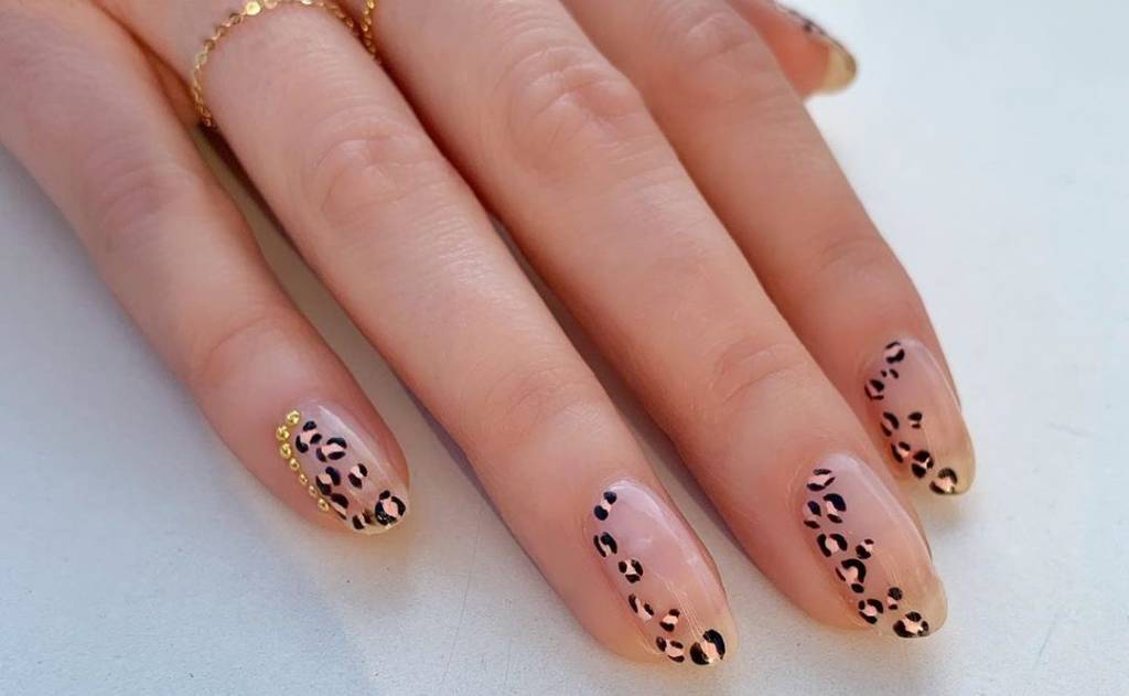 Nail art com transparência é tendência no Instagram