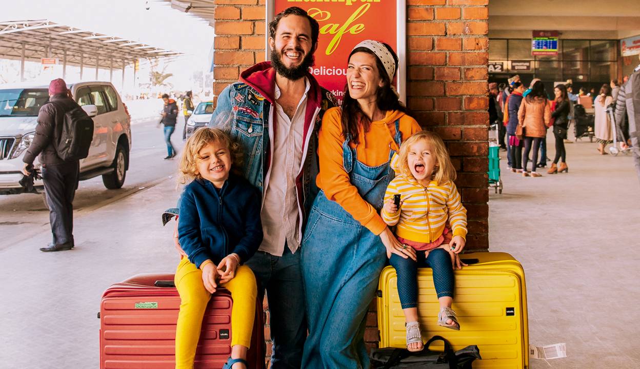 Julien, o pai francês, e Miki, a mãe italiana decidiram se aventurar pelo mundo sem passagem de volta com Teo, 4 anos, e Lia, 2. Eles estão à espera do terceiro filho