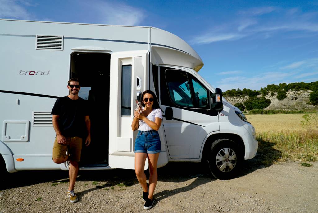 Em 2014, os brasileiros Romulo e Mirella caíram na estrada. Vivem em um motorhome que, recentemente, ganhou outra moradora, a chihuahua Guapa Em 2014, os brasileiros Romulo e Mirella caíram na estrada. Vivem em um motorhome que, recentemente, ganhou outra moradora, a chihuahua Guapa