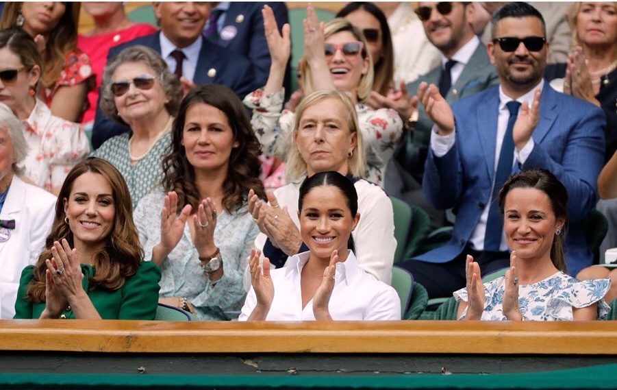 Meghan Markle e Kate Middleton assistiram juntas à final feminina de Wimbledon