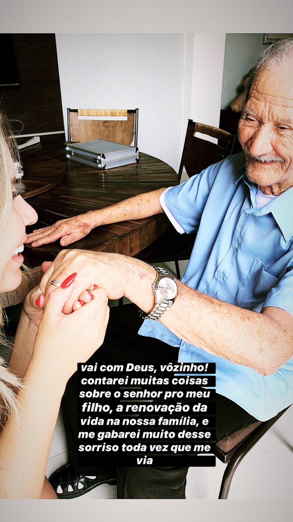Marília Mendonça compartilhou em seus stories uma foto beijando a mão de seu avô Marília Mendonça compartilhou em seus stories uma foto beijando a mão de seu avô