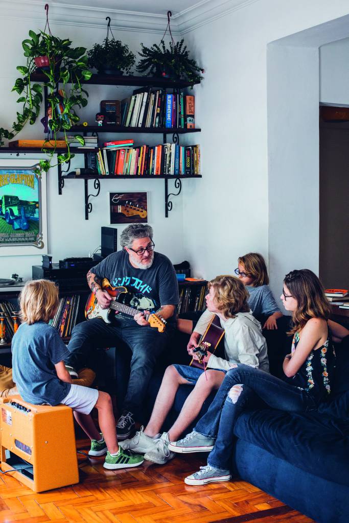 Paizão e louco por música, o chef Benny Novak apresentou cedo aos filhos seus discos e instrumentos. Virou uma paixão coletiva. Depois deste almoço especial, ele aproveitou para mostrar alguns acordes para Fernando (na foto, com o violão), os gêmeos André (de óculos) e Gabriel e a primogênita, Sofia