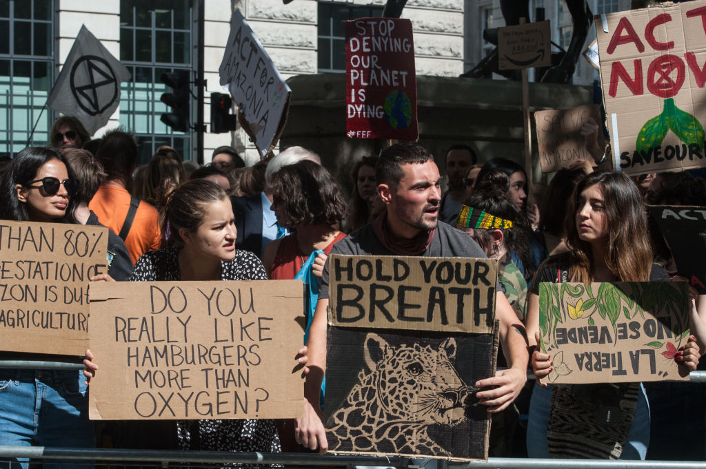 Protestos em Londres contra a devastação da Amazônia