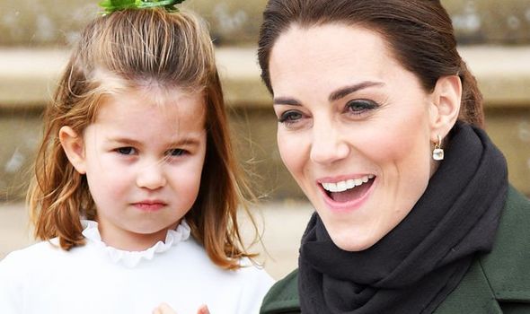 Look mãe e filha: Kate Middleton usa mesmo tênis que princesinha Charlotte