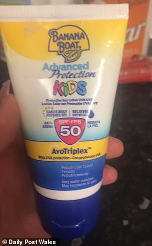 Protetor da marca Banana Boat usado pela mãe do garoto Protetor da marca Banana Boat usado pela mãe do garoto