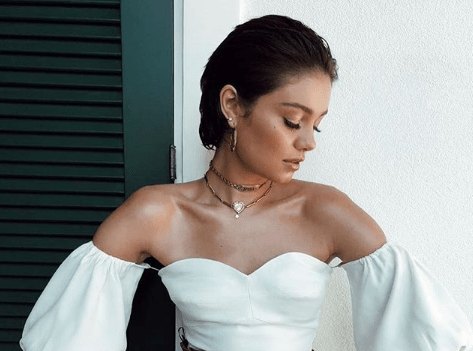 Fora da TV, Sophie Charlotte aparece com visual bem diferente