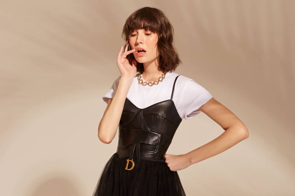 Como usar camiseta branca até em looks de festa