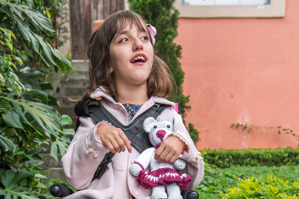 Conheça Manu Trigo, atriz de ‘Aruanas’ com paralisia cerebral