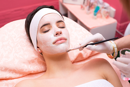 Conheça o peeling de fenol, um dos tratamentos de pele mais populares