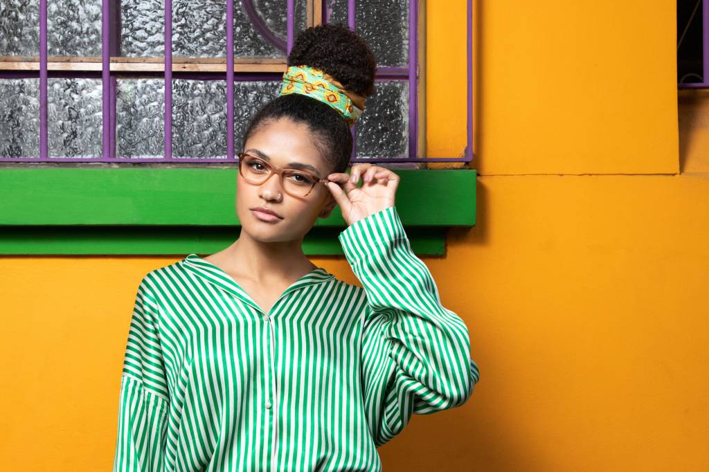 Descubra os penteados que combinam perfeitamente com óculos