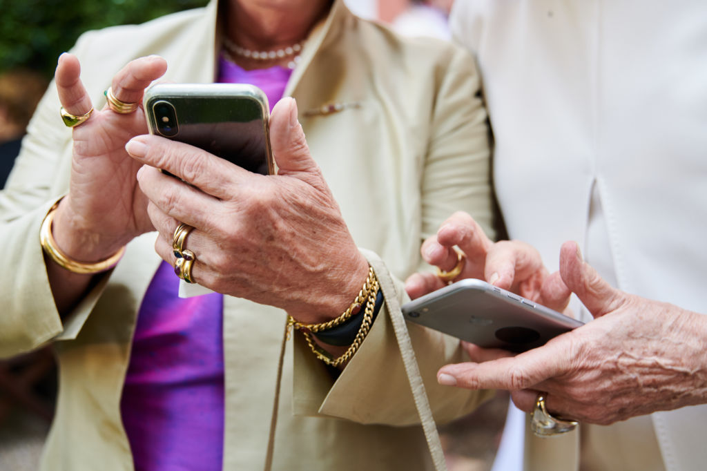 Idosas mexendo em smartphones