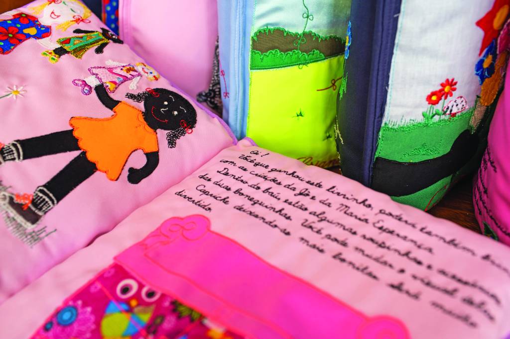 Livros de pano da ONG Movimento das Mulheres ajuda na famílias vulneráveis Livros de pano da ONG Movimento das Mulheres ajuda na famílias vulneráveis