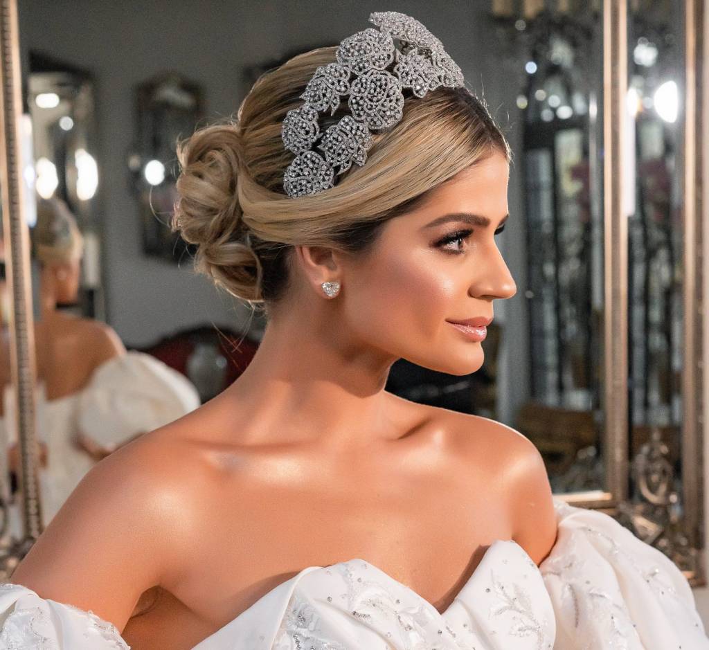 Com vestido de princesa, Thássia Naves sobe ao altar