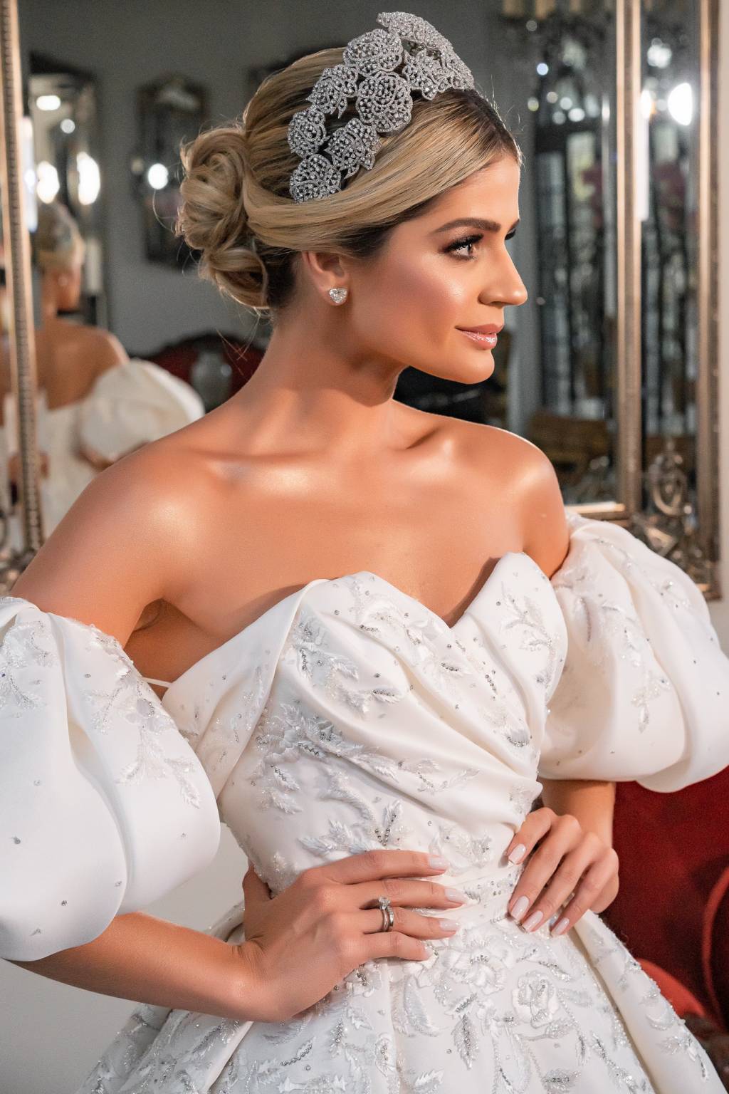 Por Ricky Arruda e Anna Quast (2) Com vestido de princesa, Thássia Naves sobe ao altar