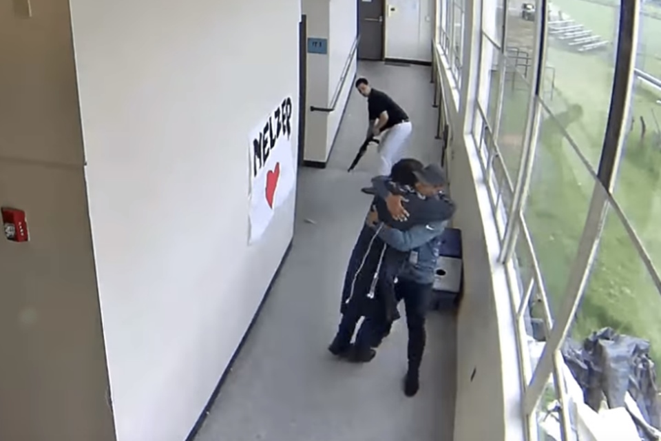Professor desarma aluno com abraço e evita tragédia em escola nos EUA
