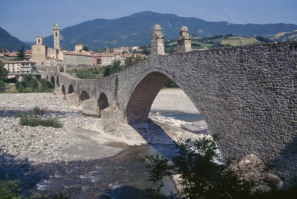 Ponte Vecchio sobre o rio Trebbia, em Bobbio, Emilia-Romagna, na Itália.