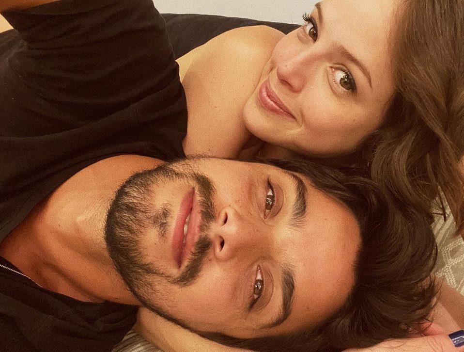 Agatha Moreira e Rodrigo Simas testam positivo para Covid-19