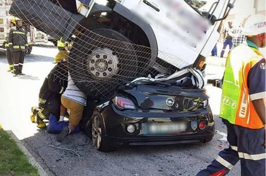 Mulher sobrevive a acidente após caminhão esmagar seu carro