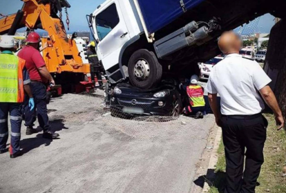 Mulher sobrevive a acidente após caminhão esmagar seu carro