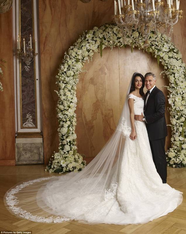 <span>Amal Clooney usou um Oscar de la Renta sob medida em seu casamento. Com detalhes de renda francesa e pérolas bordadas à mão, o vestido custou $380.000.</span> <span>Amal Clooney usou um Oscar de la Renta sob medida em seu casamento. Com detalhes de renda francesa e pérolas bordadas à mão, o vestido custou $380.000.</span>