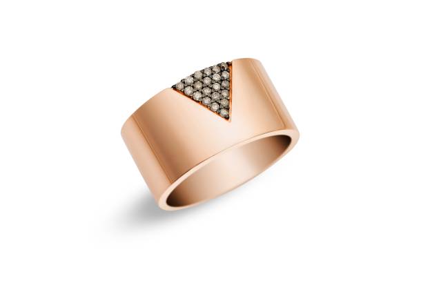 Anel de ouro rosé com diamantes brown. Peça marcante e que pode ser composta com outras joias de estilo minimalista. Sozinho, tem efeito moderno e atual. Anel de ouro rosé com diamantes brown. Peça marcante e que pode ser composta com outras joias de estilo minimalista. Sozinho, tem efeito moderno e atual.