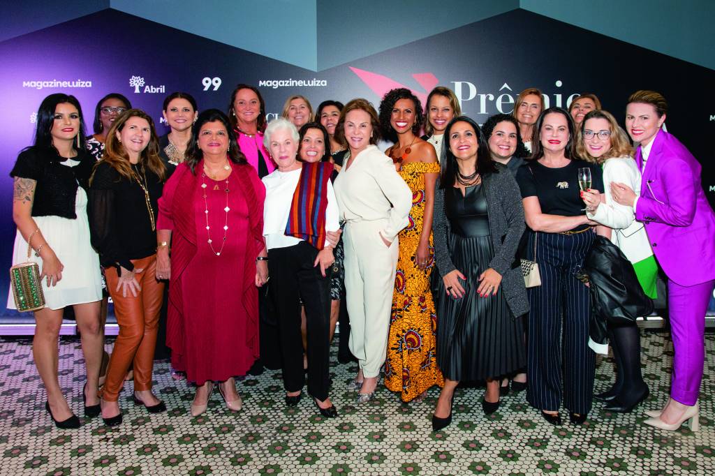 Luiza Helena Trajano (de vermelho) e Sonia Hess (de pink, atrás de Luiza) com integrantes do grupo Mulheres do Brasil Luiza Helena Trajano (de vermelho) e Sonia Hess (de pink, atrás de Luiza) com integrantes do grupo Mulheres do Brasil