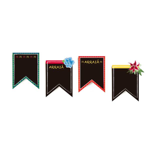 Plaquinhas decorativas em forma de bandeirola, de papel-cartão (27 x 22 cm cada). <a href="https://www.americanas.com.br/produto/23797034/placas-de-sinalizacao-festa-junina-8-unidades-cromus?pfm_carac=festa%20junina&pfm_index=6&pfm_page=search&pfm_pos=grid&pfm_type=search_page%20&sellerId" target="_blank" rel="noopener">Americanas.com</a>, R$ 13,90 com oito unidades