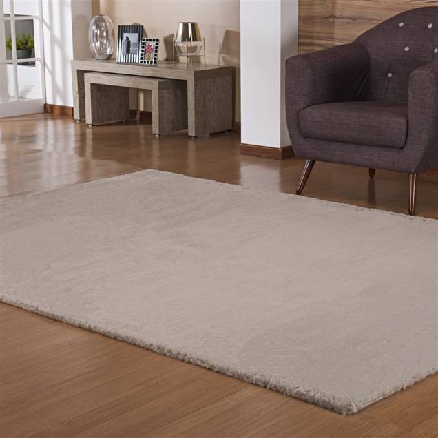 Tapete Pele Bangor, da Niazitex, de poliéster, 1,50 x 1 m. <a href="https://www.niazi.com.br/p/tapete+pele+bangor+100+x+150+-+niazitex" target="_blank" rel="noopener">Niazi Chohfi</a>, R$ 227,91 Tapete Pele Bangor, da Niazitex, de poliéster, 1,50 x 1 m. <a href="https://www.niazi.com.br/p/tapete+pele+bangor+100+x+150+-+niazitex" target="_blank" rel="noopener">Niazi Chohfi</a>, R$ 227,91