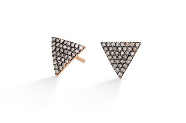 Brincos de ouro rosé com diamantes brown. De estilo vintage, esta peça combina com tudo, do jeans com camisa ao vestido longo de gala. Brincos de ouro rosé com diamantes brown. De estilo vintage, esta peça combina com tudo, do jeans com camisa ao vestido longo de gala.