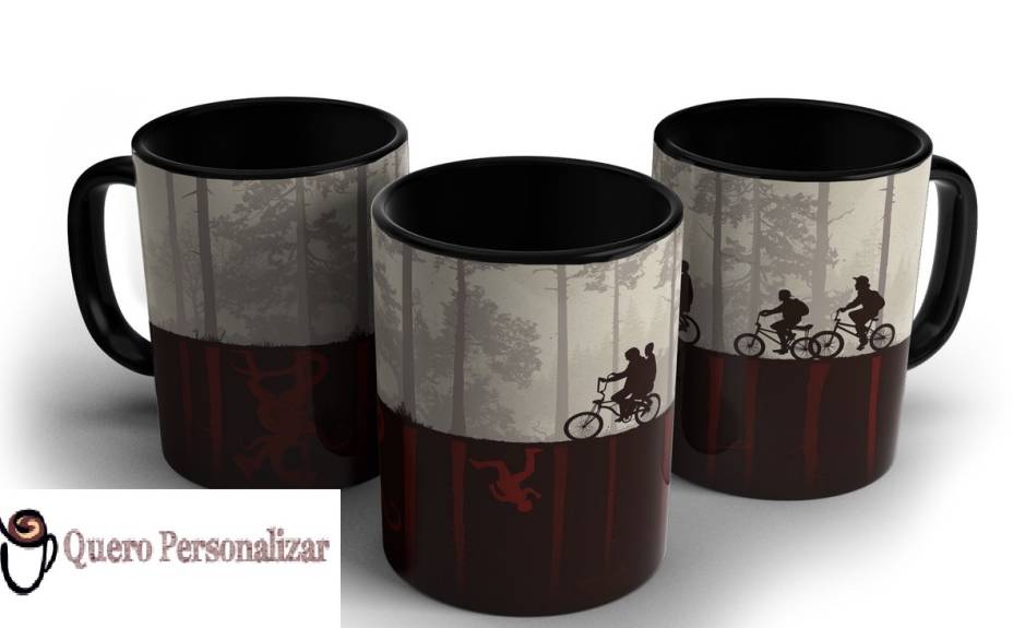 Caneca de porcelana, 325 ml. <a href="https://www.elo7.com.br/caneca-preta-stranger-things-modelo-4/dp/A3B13C?pp=14&pn=1&nav=sch_pd_sr_1_14&qrid=3TDqFYijpXku#dmcl=0&rcp=1&hpa=0&pso=up&ps2=1&sdps=0&rch=1&hsv=1&pcpe=1&ucrq=1&npc=1&supc=1&smk=0&src=0&df=d&rps=0&srm=1&ssl=0&sew=1&sami=1&sms=0&spc=1&staa=0&smsm=0&usb=0&ses=0&rcpd=1&sei=0&suf=0&sura=0&smps=0&rfn=0&sedk=0&scsa=0&sewb=1&sac=0&uso=m&smc=1&hsn=0&idfs=0&sum=0&sep=0&cpr=0&secpl=1&inp=0&sed=0" target="_blank" rel="noopener">Elo7 (Quero Personalizar)</a>, R$ 29,90 cada