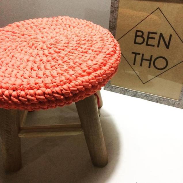 Banqueta com capa de crochê coral. <a href="https://www.elo7.com.br/benthostore/colecao/banquetas" target="_blank" rel="noopener">Elo 7</a>, R$ 109,90 Banqueta com capa de crochê coral. <a href="https://www.elo7.com.br/benthostore/colecao/banquetas" target="_blank" rel="noopener">Elo 7</a>, R$ 109,90
